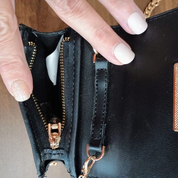 Elegant Crossbody Wallet - Picture 5 of 6